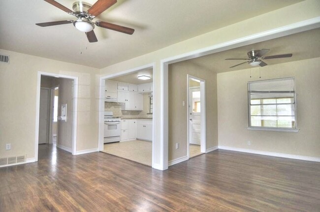 11015 Visalia Dr