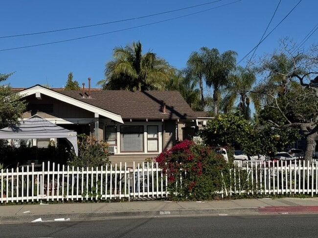 Building Photo - 3811 E 10th St Unit 3811