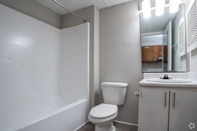 1BR, 1BA - 350 SF Studio - Bathroom