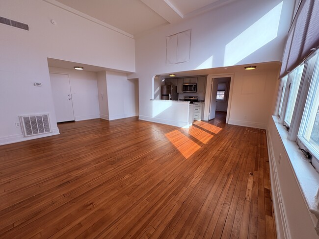 Photo - 1 E King St E