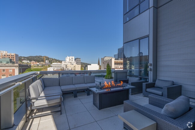 Patio Lounge - Park Avenue West