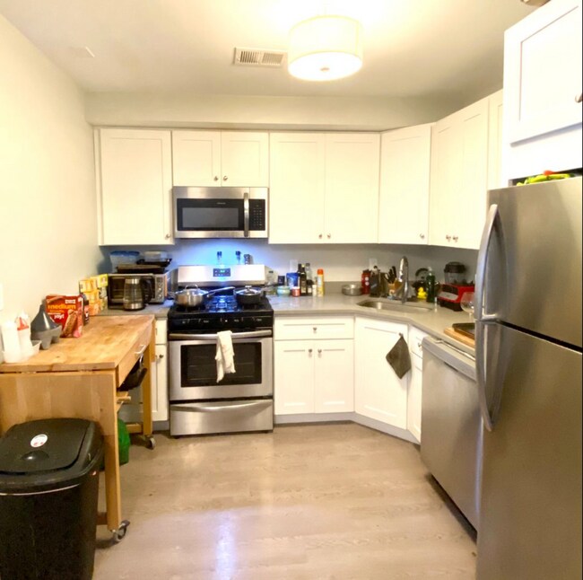 Photo - 196 Maverick St Unidad 3