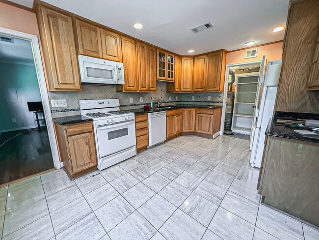 Photo - Cheerful 3 Bedroom 2 Bathroom With Office ...