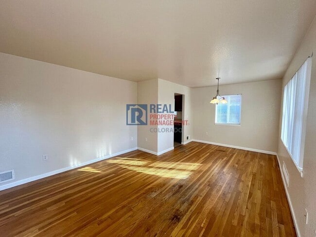 Photo - 990 Newark St