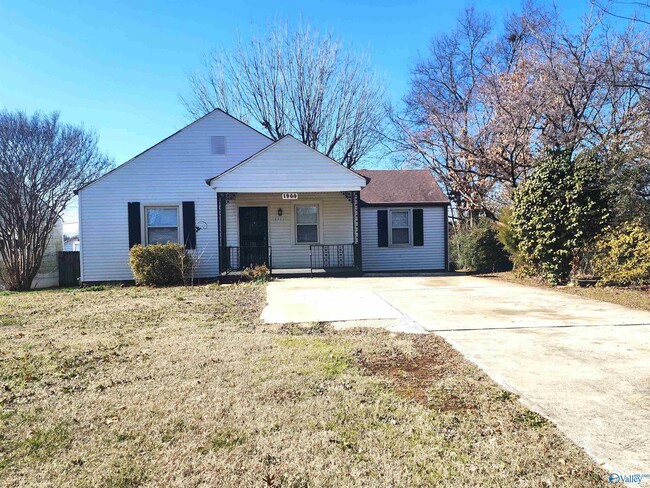 Photo - 1900 Vanderbilt Cir SW House