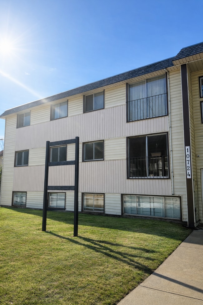 Building Photo - 10724-10105 105 St NW Unit 206