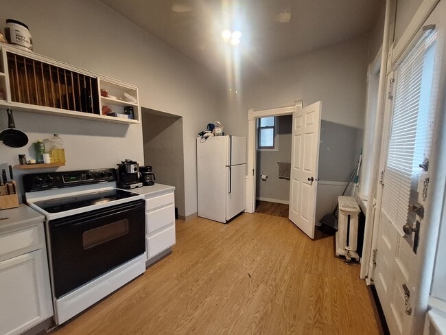 Building Photo - Large 3 Bedroom Open July 1st! Unit 529 W 4th St - 1