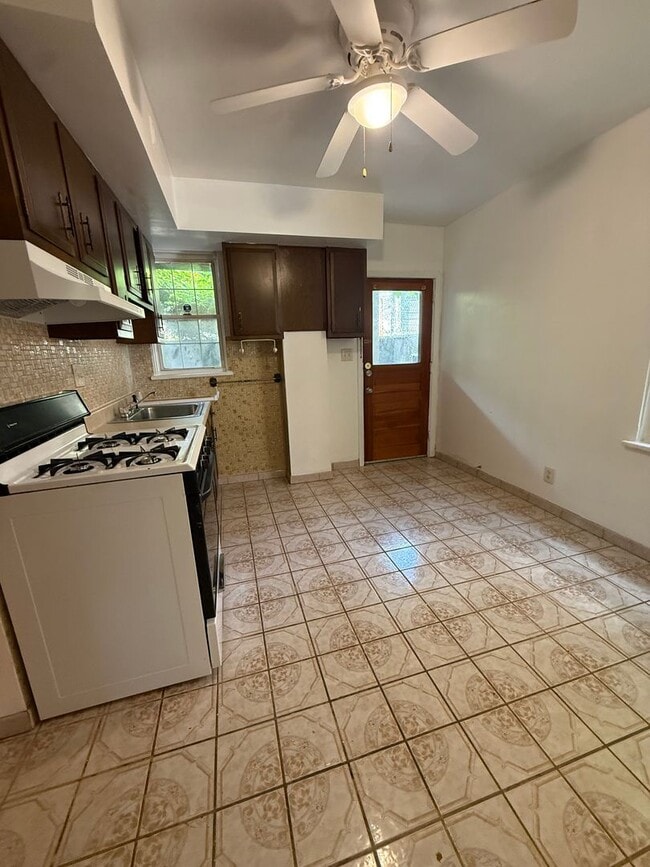 Photo - 2824 Clermont Ave Unit B