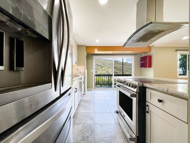 Building Photo - Pet Friendly 2-Bedroom Palolo Duplex