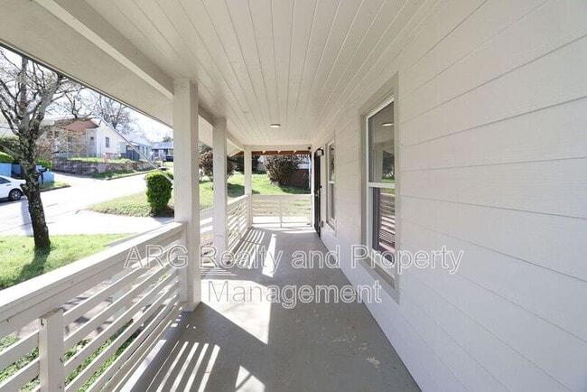 Photo - 1095 Ira St SW