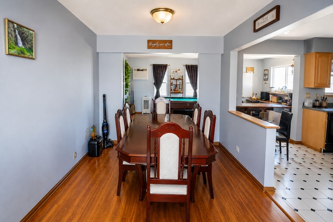 9173 Carver Cres Unit Spacious 5 Bedroom Home