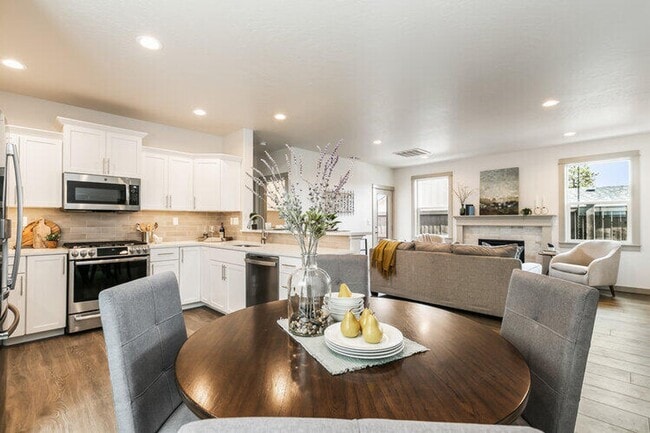 Photo - Beautiful 3-Bedroom, 2-Bath Home in La Pin...