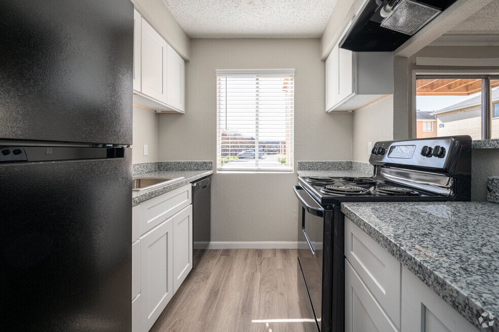 1BR, 1BA - 758SF - Kitchen