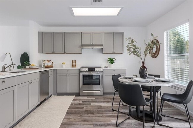 Building Photo - Beautiful 4 bd/2 ba renovated home in Sout...