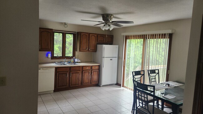 Photo - 792 Moore St