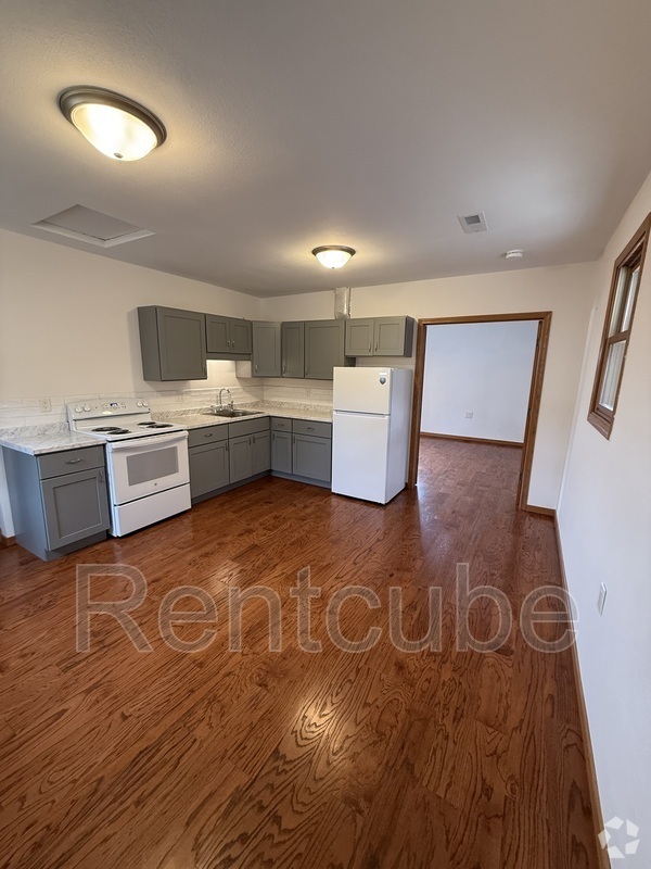 Building Photo - 626 University Ave Unit 2 Rental