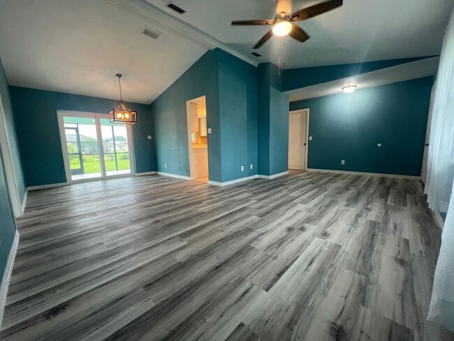 Building Photo - Annual ** Newly Renovated ** 3 Bedroom / 2... Rental