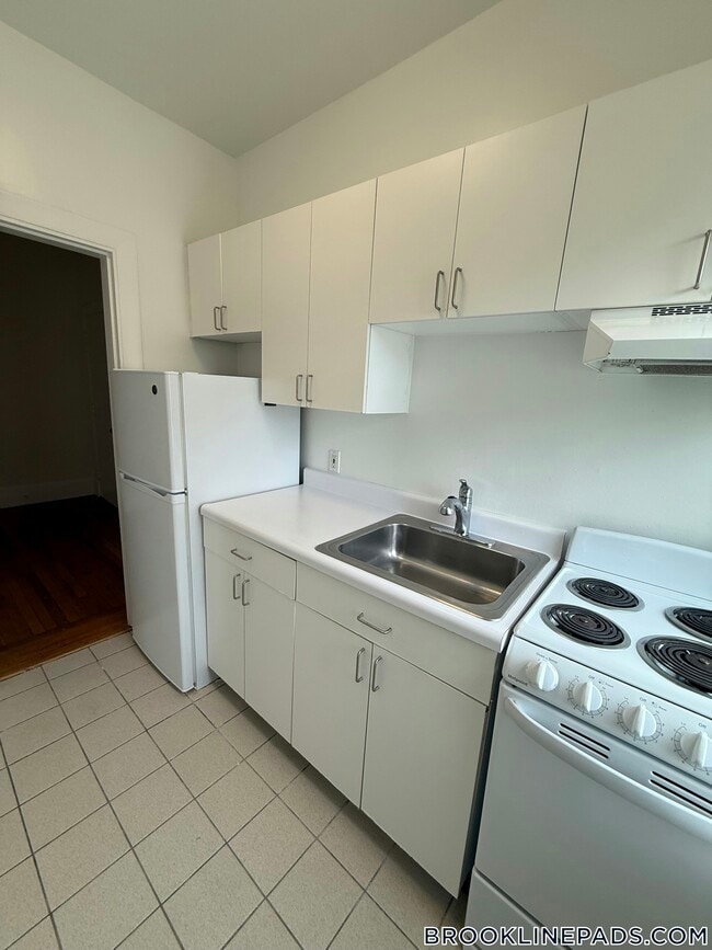 Building Photo - 1539 Beacon St Unit 16