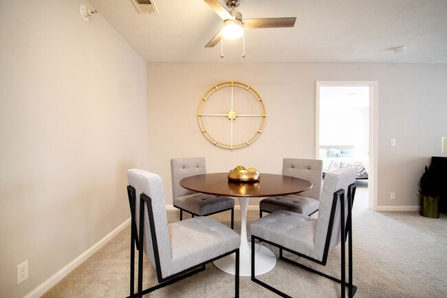 ¡Área de comedor - Torello on Maple