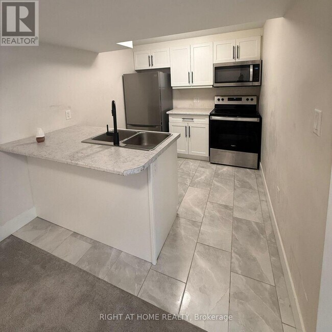 Photo - 961 Deveron Crescent