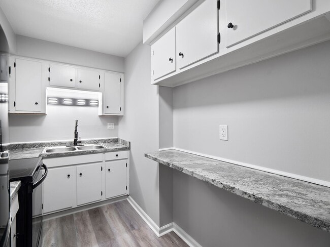 Photo - Colonial Village