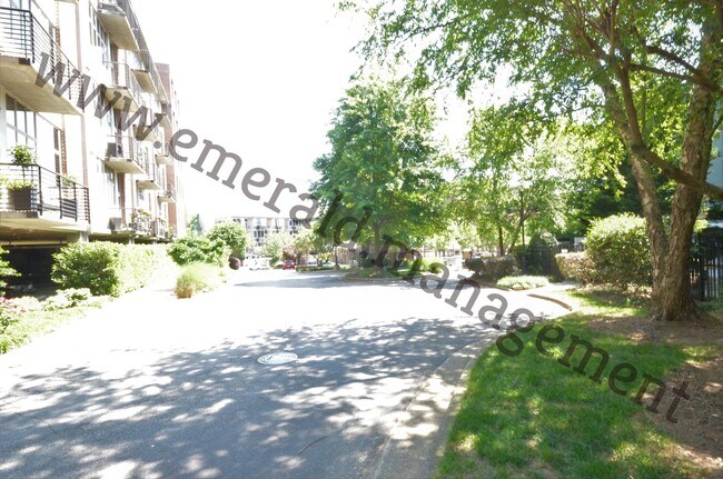 Building Photo - 640 Glen Iris Dr NE