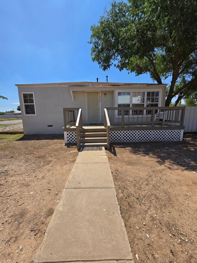 Building Photo - Newly Renovated Home