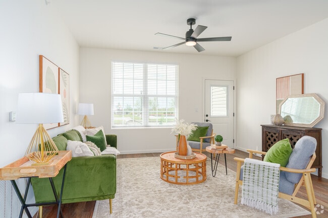 2BR, 2BA - 1,101SF - Living Room - Thornwood Apartments