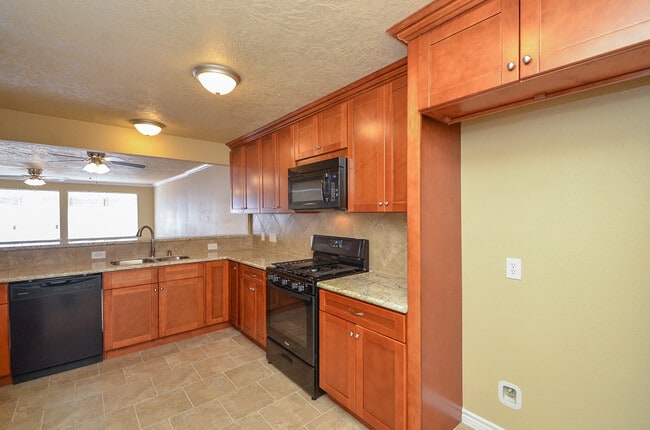 Photo - 3 BEDROOM TOWNHOME FOR LEASE IN LANGHAM CREEK