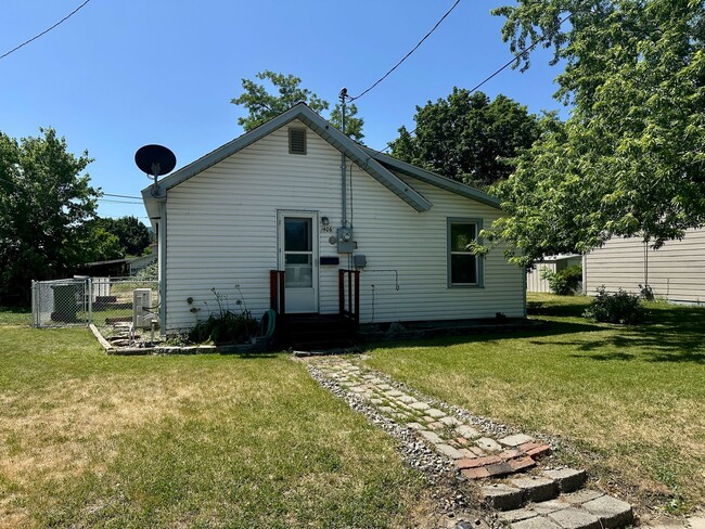 Building Photo - 1 Bedroom house on large lot in quiet neig...