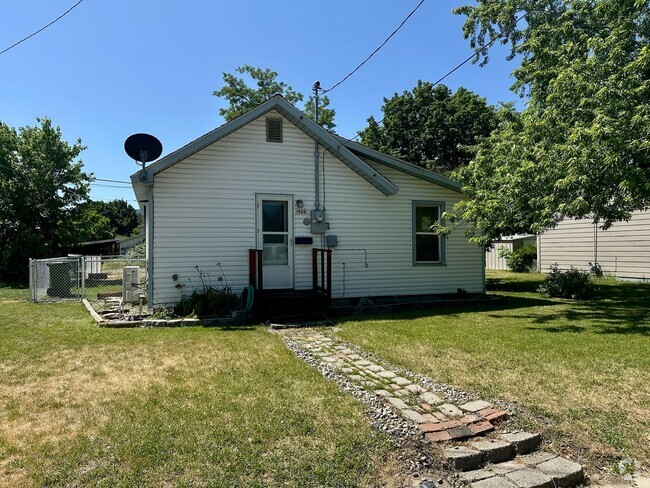 Building Photo - 1 Bedroom house on large lot in quiet neig...