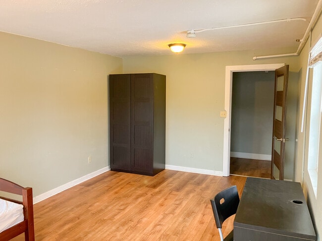 Room 6 - private large single