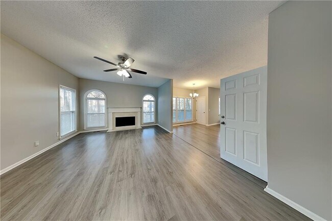 Photo - 1717 Victoria Way NW