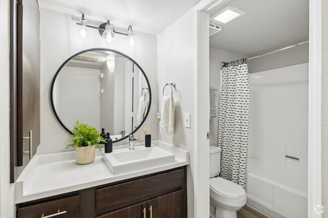 2BR, 2BA - 1,040SF - Bathroom