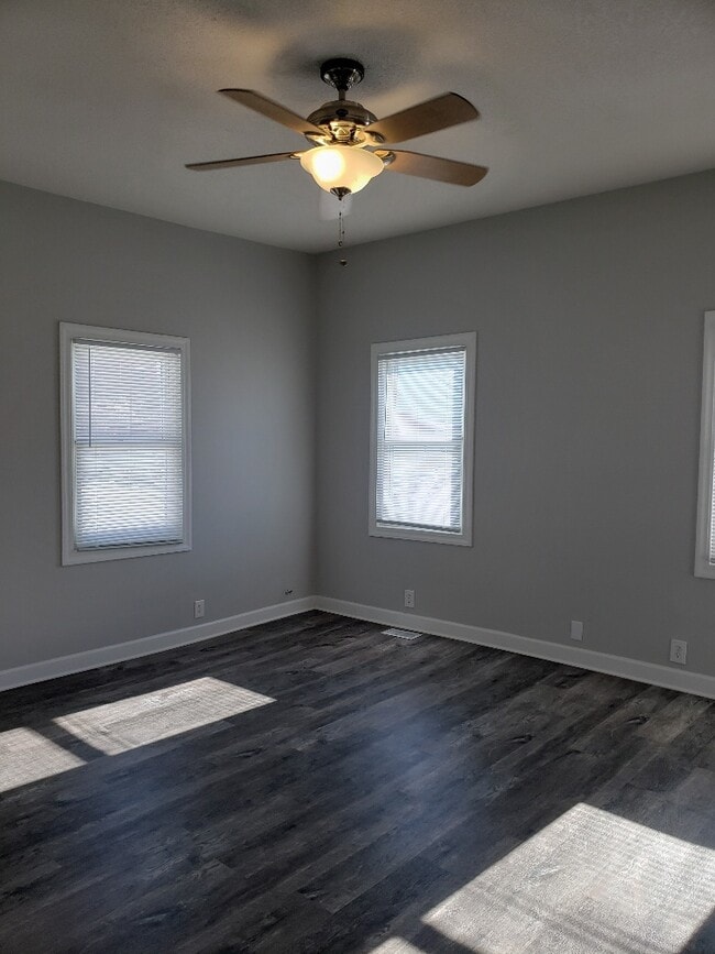 Photo - 326 W 11th St