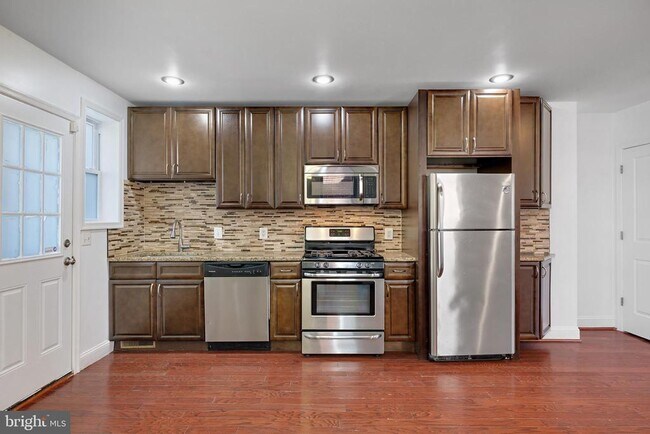 Photo - 458 Oakwood St SE