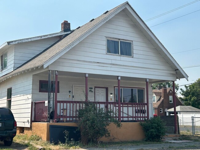 Building Photo - NE Spokane 2 bedroom apartment (Fresh paint and flooring) Unit A