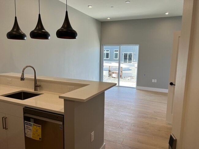 Photo - 60 Cross St E Unidad 217 Rental