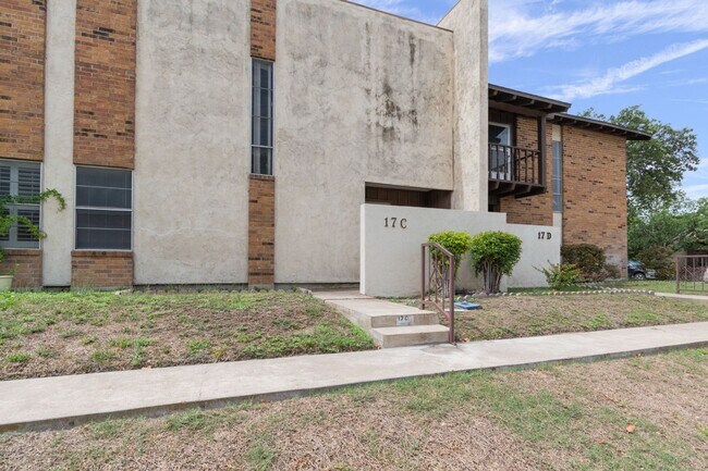 Photo - 100 Royal Way Dr