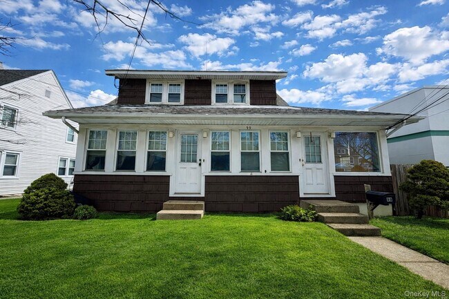 Building Photo - 99 Jerusalem Ave Unit 2