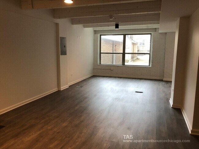Building Photo - HUGE DUPLEX DOWN condo-quality 2 Bed/2.5 bath In the heart of Wrigley! Unit 108