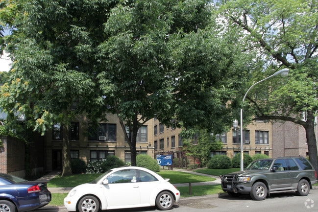 5218 - 5228 S Woodlawn Ave - Woodlawn Court