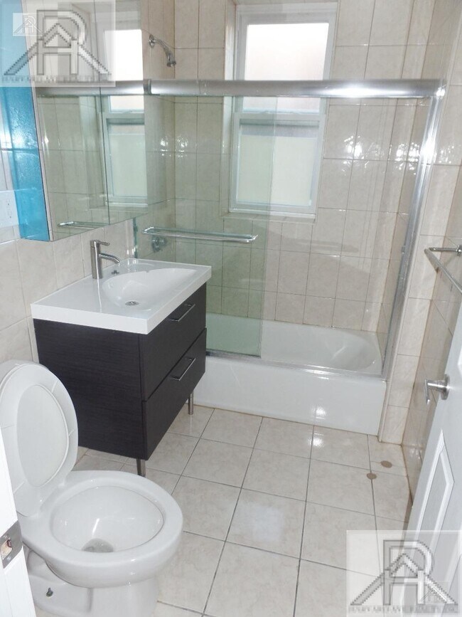 Photo - 73 Thatcher St