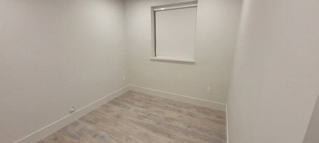 Photo - 5813 Canada Way