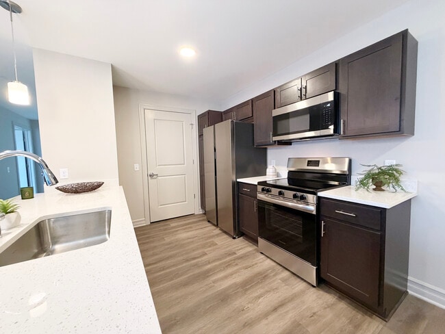 2BR, 2BA - 1056SF - Kitchen