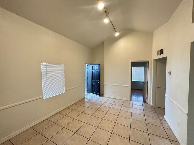 Photo - Historic District 2 bed 1 bath & Large Storage Unit near Friendship Garden of PHX