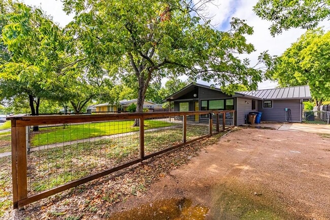 Photo - 1601 Cloverleaf Dr