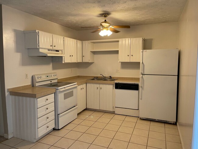 Photo - SPACIOUS TOWNHOME near Downtown! Washer/Dr...