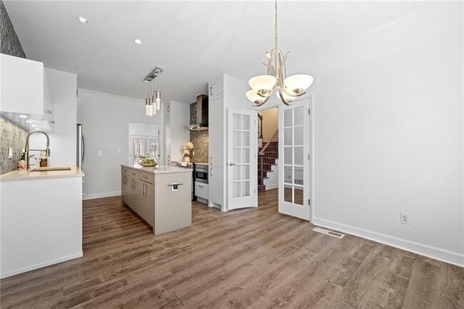 Photo - 407 Bridle Path