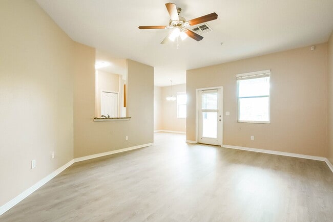 Photo - 15509 Oxley St